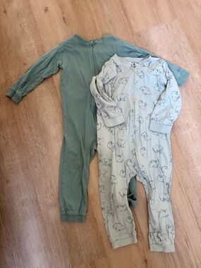 H&M Kids 2-Pack Zip Front Pajama One-Pieces in Sage and Light Green Bear Print